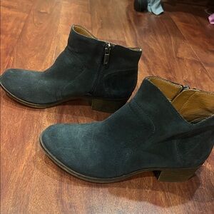 size 6 Lucky Brand navy suede ankle booties